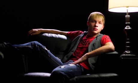 Il giovane ragazzo americano Jessie Montgomery mostra un corpo perfetto