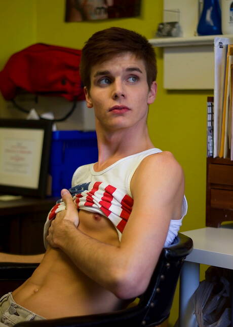 Amerikaanse knappe jongen Christian Collins kleedt zich uit en laat zijn strakke kont zien in de buitenlucht