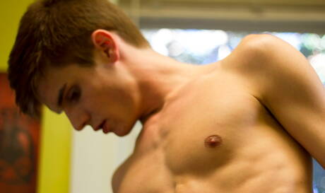 Amerikaanse knappe jongen Christian Collins kleedt zich uit en laat zijn strakke kont zien in de buitenlucht