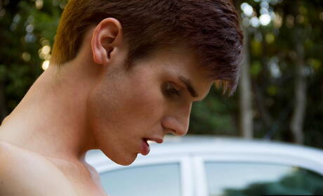 Hete Amerikanen, jonge Christian Collins en jonge jongen Jasper Robinson hebben anale seks in de buitenlucht