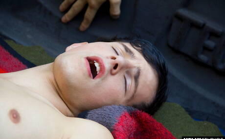 Due americani sexy, il giovane Christian Collins e il giovane Jasper Robinson fanno sesso anale all