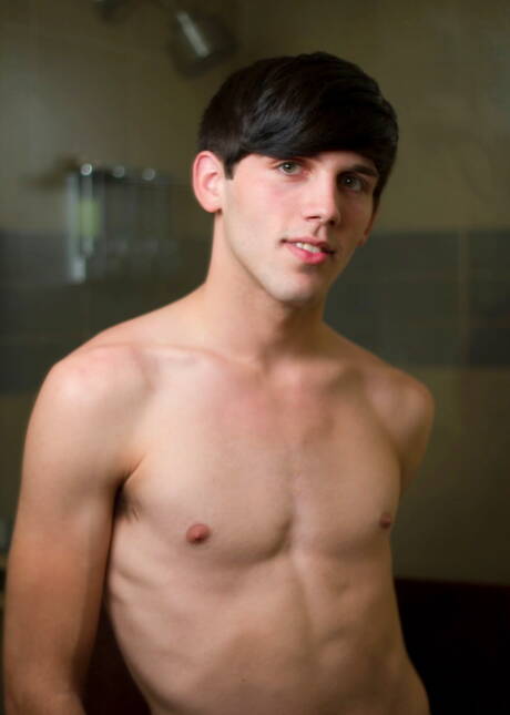 American hot twink Aiden Summers posing nude in shower