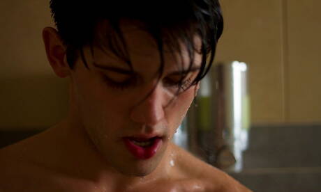 Le jeune minet américain Aiden Summers pose nu sous la douche