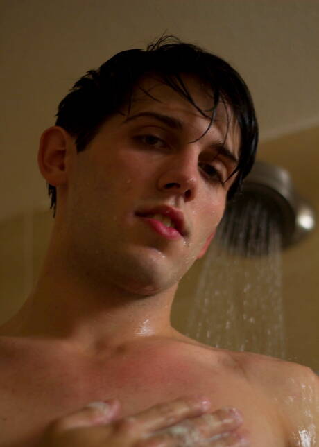 American hot twink Aiden Summers posing nude in shower
