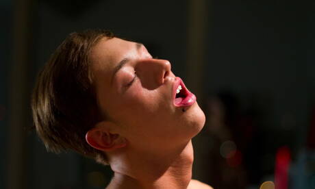 Les beaux mecs américains Luke Allen et le jeune Roman Daniels baisent le cul après une pipe