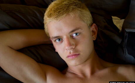 O husky americano Ian Levine posando nu e mostrando o bumbum