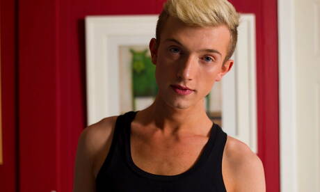 Le minet américain Tanner Sharp montre un corps parfait