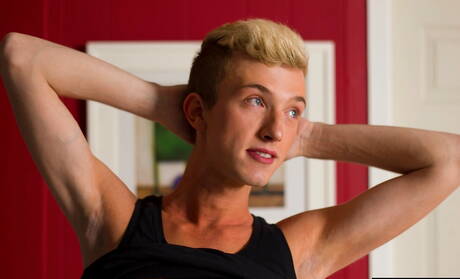 Le minet américain Tanner Sharp montre un corps parfait