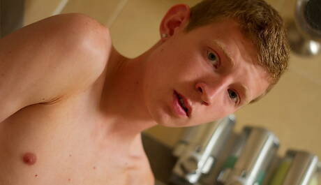 Il giovane ragazzo americano Dallas Trenton si masturba nella vasca da bagno