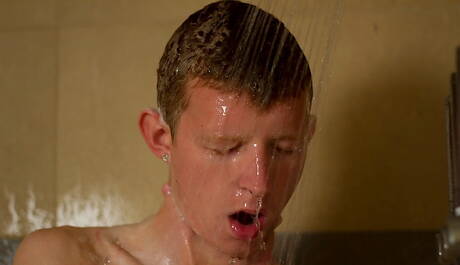 Il giovane ragazzo americano Dallas Trenton si masturba nella vasca da bagno