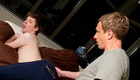 Amerykański superogier Jeff Sterne rozbiera się i pokazuje gorący tyłek