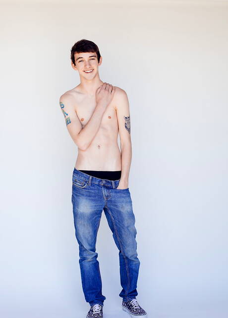 El joven Benjamin Baker se desnuda y muestra su trasero caliente