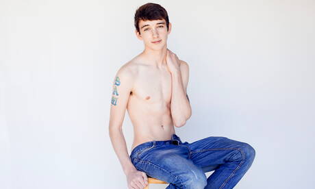 El joven Benjamin Baker se desnuda y muestra su trasero caliente