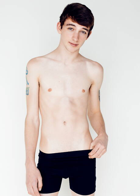 Jonge kerel Benjamin Baker kleedt zich uit en laat zijn hete kont zien