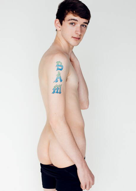 Jonge kerel Benjamin Baker kleedt zich uit en laat zijn hete kont zien