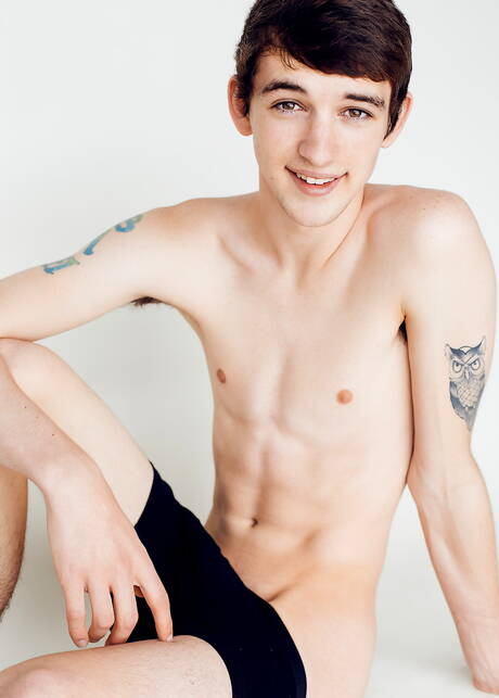 El joven Benjamin Baker se desnuda y muestra su trasero caliente