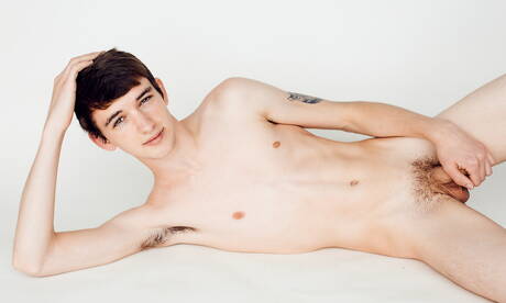 El joven Benjamin Baker se desnuda y muestra su trasero caliente