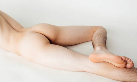 El joven Benjamin Baker se desnuda y muestra su trasero caliente