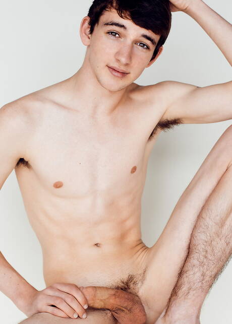 El joven Benjamin Baker se desnuda y muestra su trasero caliente