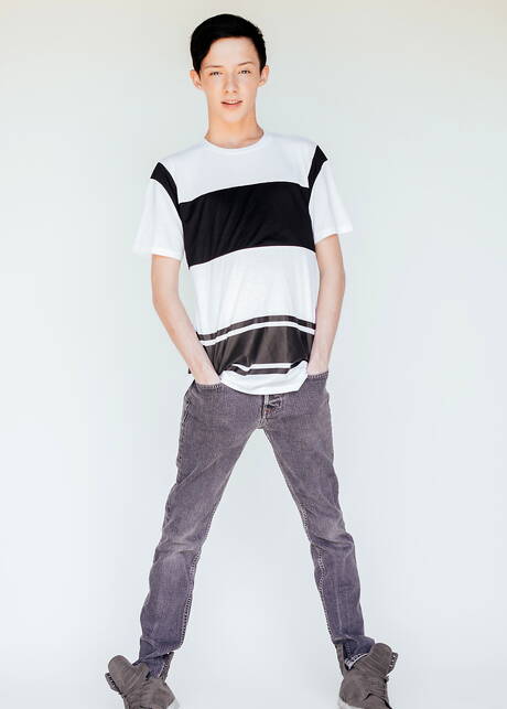 Amerikaanse twink Davey Brooks toont een perfect lichaam