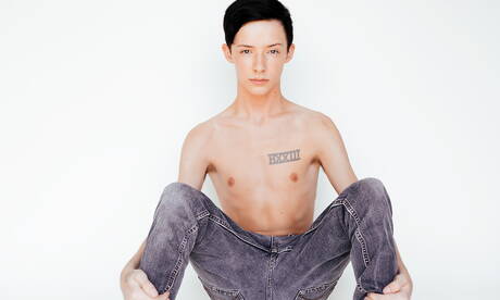 Amerikaanse twink Davey Brooks toont een perfect lichaam