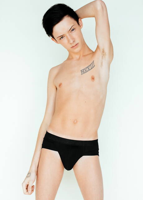 Amerikaanse twink Davey Brooks toont een perfect lichaam