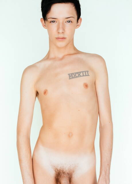 American twink Davey Brooks shows a perfect body
