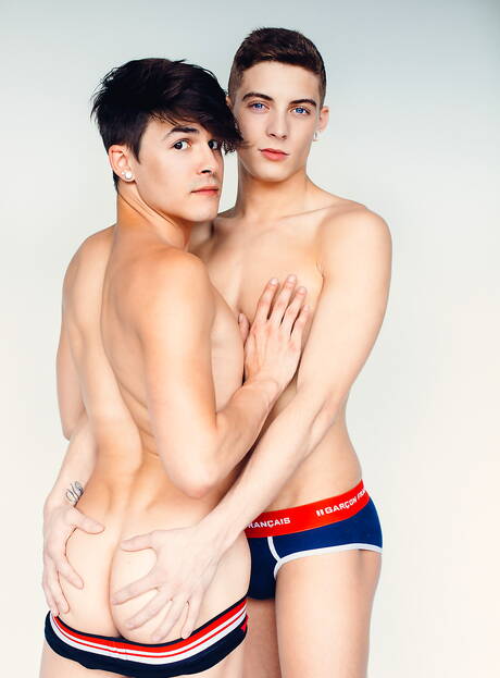 Il bel ragazzo Camille Kenzo si spoglia e mostra il suo bel sedere