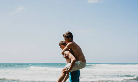 兩個美國小夥 Andy Taylor 和 Kody Knight 在海灘上吸吮陰莖