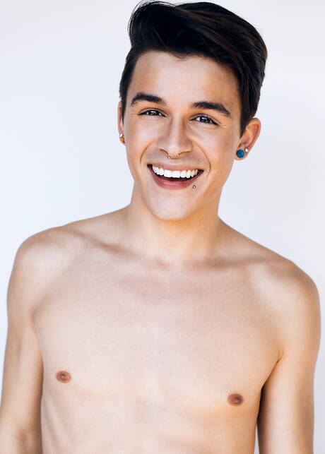 兩個美國小夥 Andy Taylor 和 Kody Knight 在海灘上吸吮陰莖