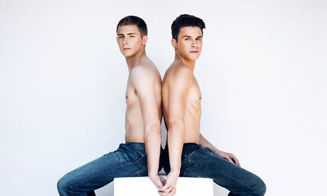 兩個美國小夥 Andy Taylor 和 Kody Knight 在海灘上吸吮陰莖