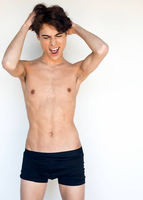 美國小夥Greco Rai脫光衣服露出屁股