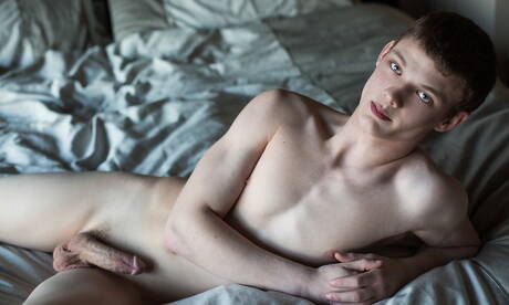 美國性感小鮮肉 Ricky Boxer 裸體擺造型，露出臀部