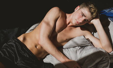 Amerikaanse gespierde Travis Stevens kleedt zich uit en laat zijn kont zien