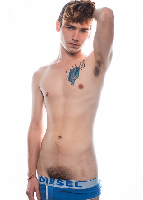 Amerikaanse knappe jongen Josh Bensan trekt zijn pik af