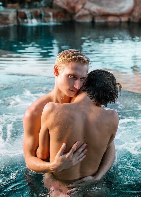 Les stars du porno américaines Kyle Ross et Max Carter, musclés, posent nus et montrent leurs belles fesses à la piscine