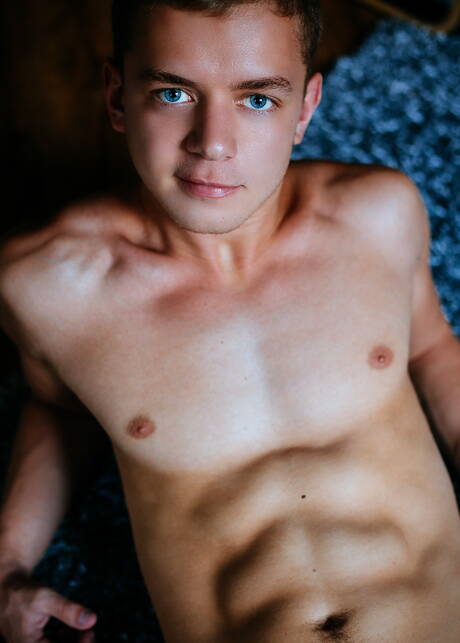 Helix Studios: American beefcake Ian Levine get naked and showing nice ass in kitchen