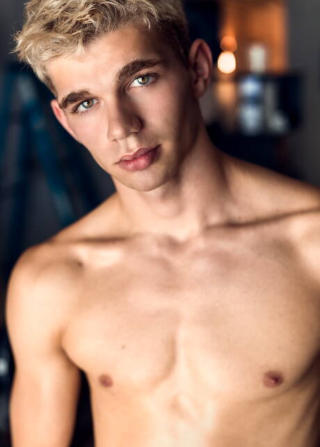 Der gut gebaute Russe Dalton Briggs spielt draußen mit seinem Schwanz