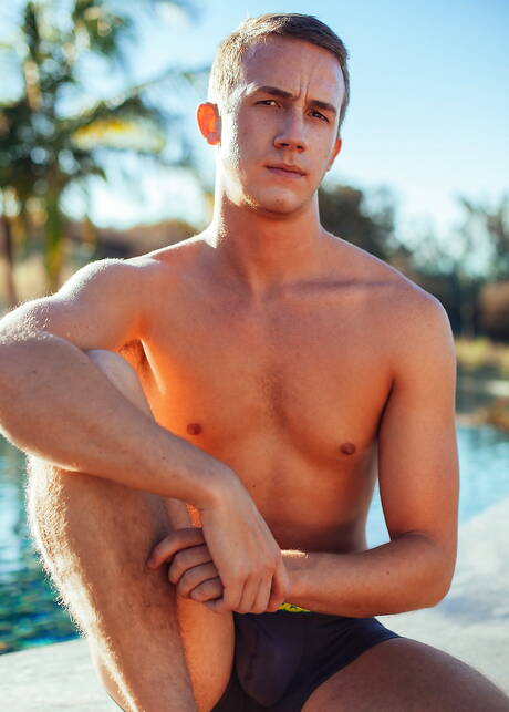 美國性感小鮮肉 Corbin Webber 在泳池裡盡情玩耍