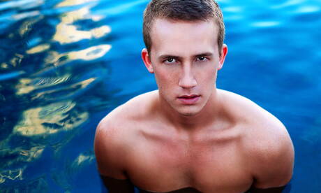 美國性感小鮮肉 Corbin Webber 在泳池裡盡情玩耍