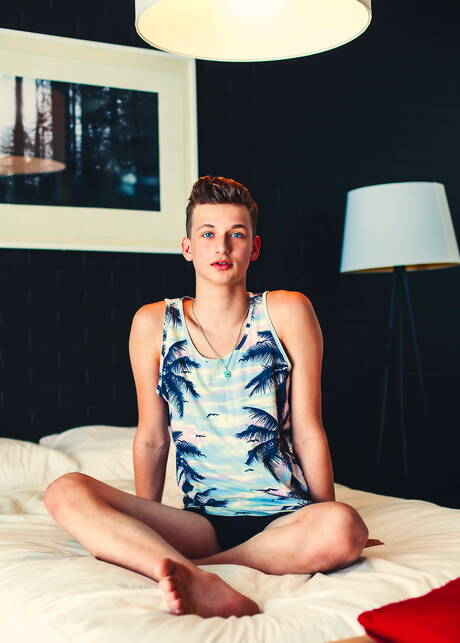 Amerikaanse twink Bastian Hart poseert naakt en laat zijn mooie kont zien