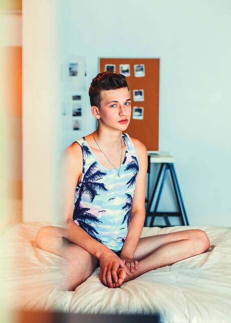 Amerikaanse twink Bastian Hart poseert naakt en laat zijn mooie kont zien