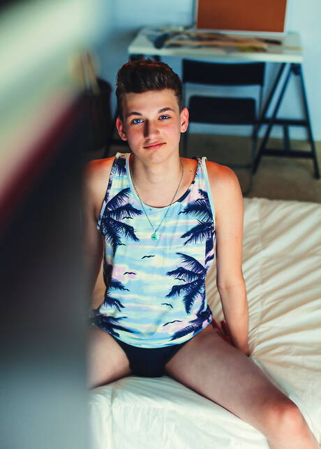 Amerikaanse twink Bastian Hart poseert naakt en laat zijn mooie kont zien