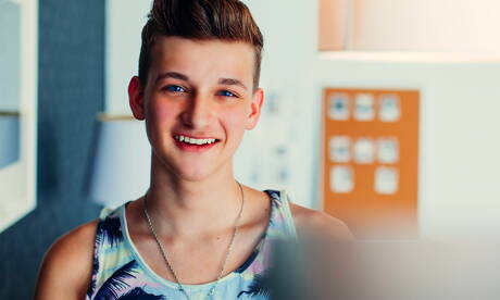 Amerikaanse twink Bastian Hart poseert naakt en laat zijn mooie kont zien