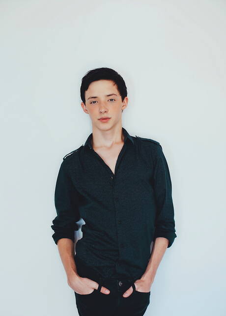 De jonge Amerikaanse Davey Brooks poseert naakt en laat zijn strakke kont zien