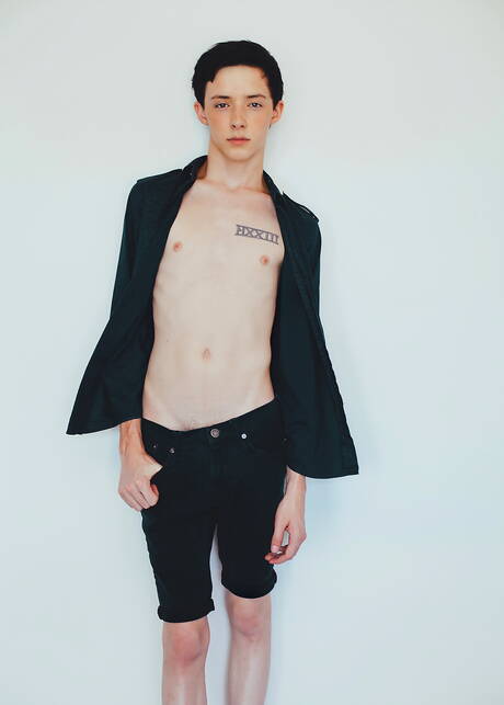 De jonge Amerikaanse Davey Brooks poseert naakt en laat zijn strakke kont zien