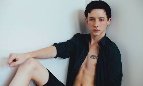 De jonge Amerikaanse Davey Brooks poseert naakt en laat zijn strakke kont zien