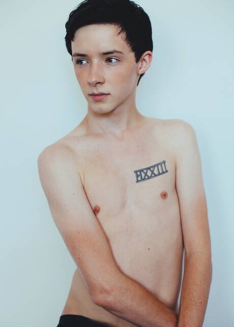 De jonge Amerikaanse Davey Brooks poseert naakt en laat zijn strakke kont zien