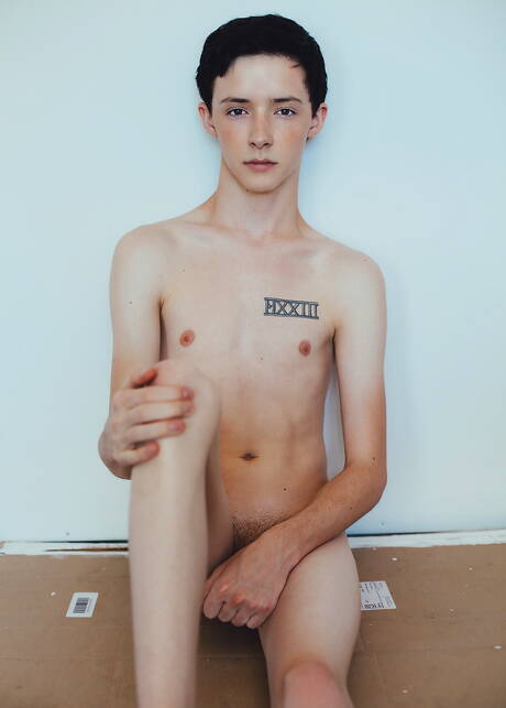 De jonge Amerikaanse Davey Brooks poseert naakt en laat zijn strakke kont zien