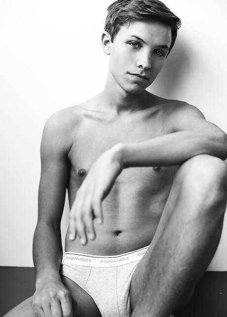 美國年輕人 Jacob Dixon 赤身裸體，在戶外展示性感臀部